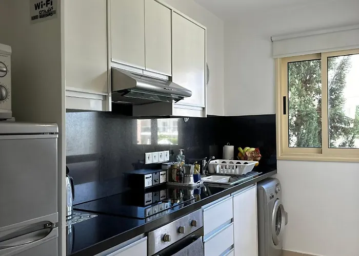 Modern Vacation At Elysia Park Apartamento Paphos